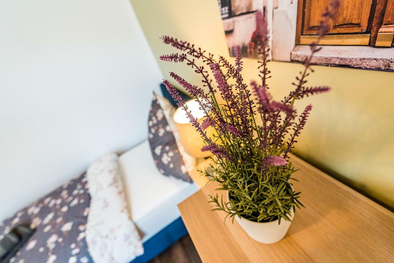Adora Apartment ฮิลเดน ภายนอก รูปภาพ
